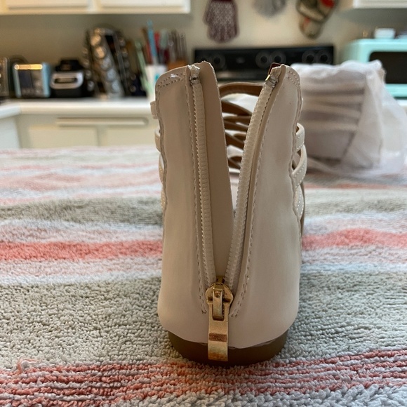 New Never Worn Journee Collection Hanni White Gladiator Sandals Size 7.5 - Picture 11 of 13